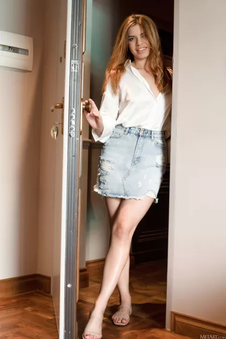 Радостная смехливая модель Эмили Мейерс