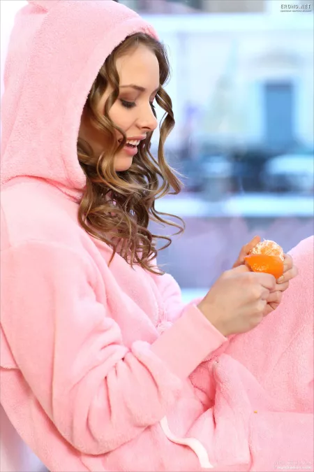 Светловолосая модель в эротической позе