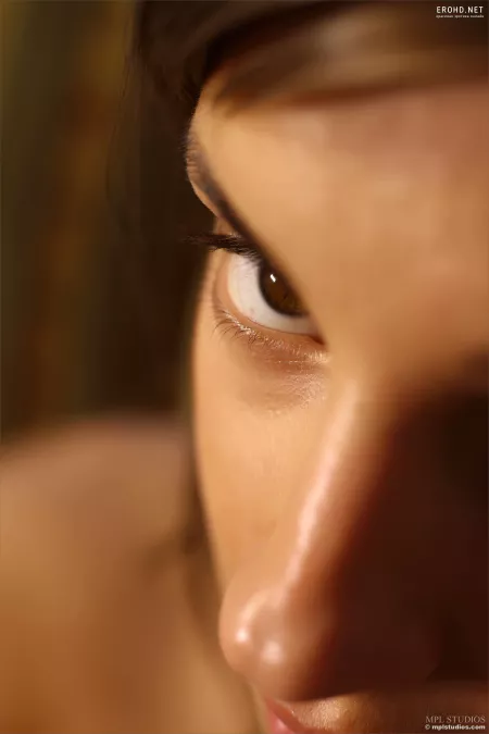 Изысканная нежность: голая девушка в фотосессии