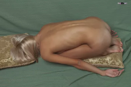 Романтика в спальне: обнаженная девушка на кровати