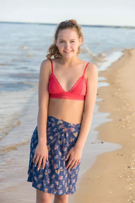 Летний вечер: счастливая девушка на пляже