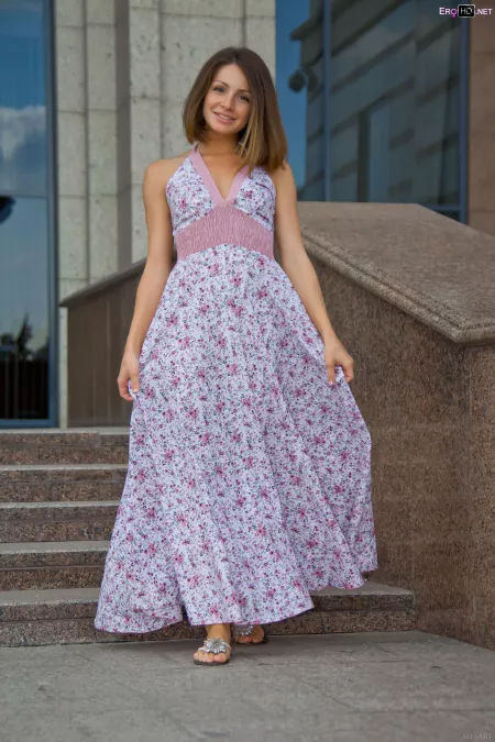 Летняя чувственность: модель с элегантностью